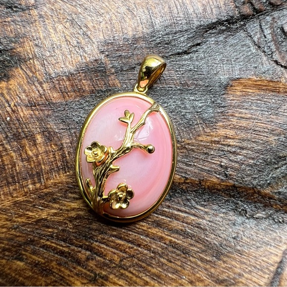 925 Sterling Silver Gold Plated Pink Conch Shell Pendant - Picture 2 of 10